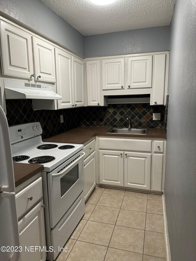 8225 San Jose Manor Dr E Unit 5, Jacksonville, FL 32217 Room for Rent