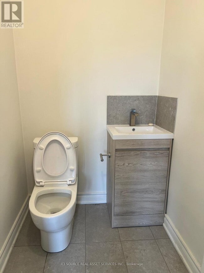 Building Photo - 52 Pinemore Crescent