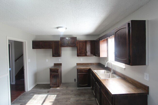 Building Photo - 3 Bedroom 2 Full Bath + Large Den - Pictur...