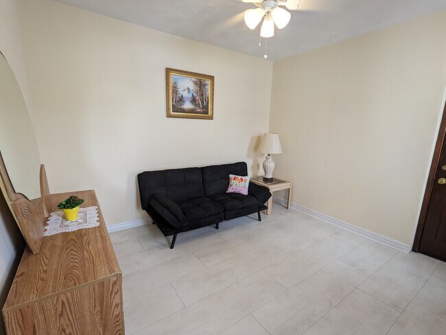 Foto del edificio - 905 W 9th St