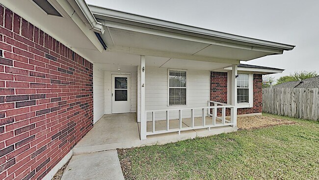 Building Photo - A Beautiful Spacious 3 Bedroom 2 Bathroom Home in Mustang Schools