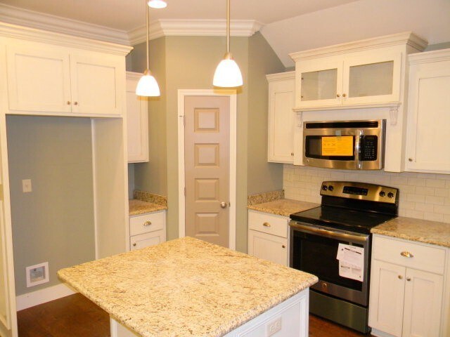 Foto del edificio - Modern 4BR Home with Open Layout, Granite Counters & Community Pool Access