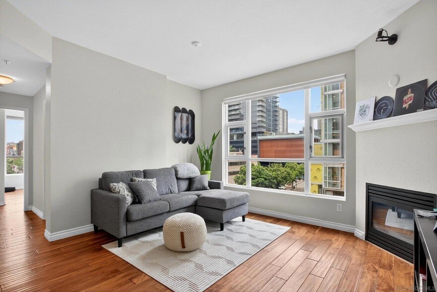 Foto principal - 1240 India St