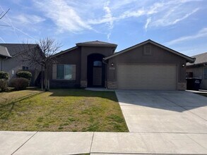 Building Photo - 1027 E Margalo Ct