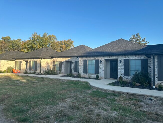 Building Photo - 900 Williams Dr