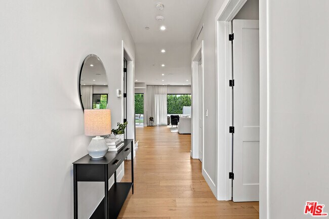 Foto del edificio - 5821 Wilkinson Ave