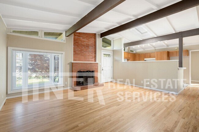 Building Photo - Mid Century Modern 3 Bedroom Home