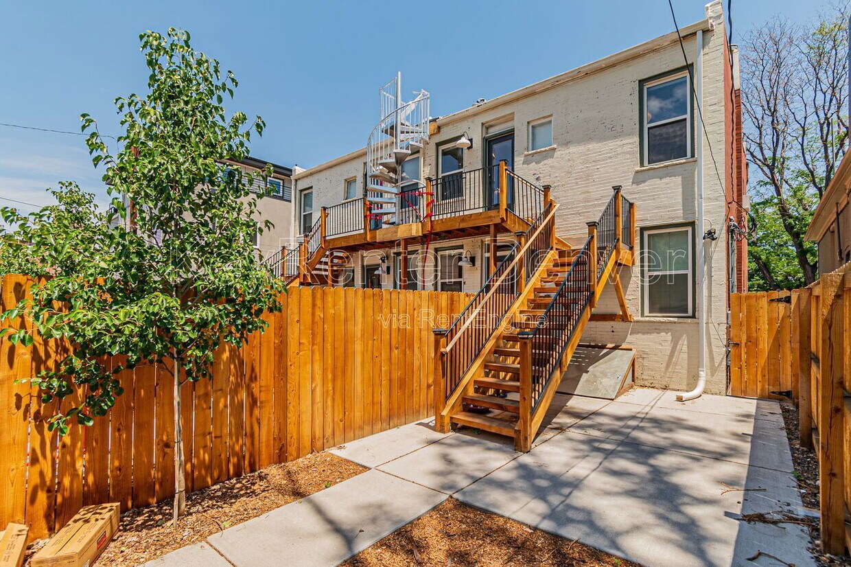 Foto principal - 229 S Logan St