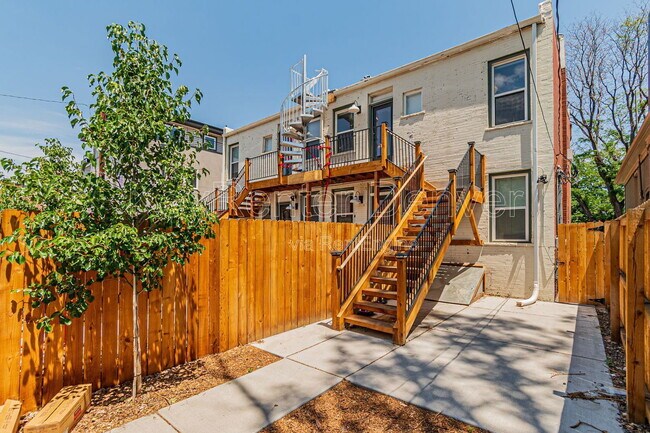 Building Photo - 229 S Logan St