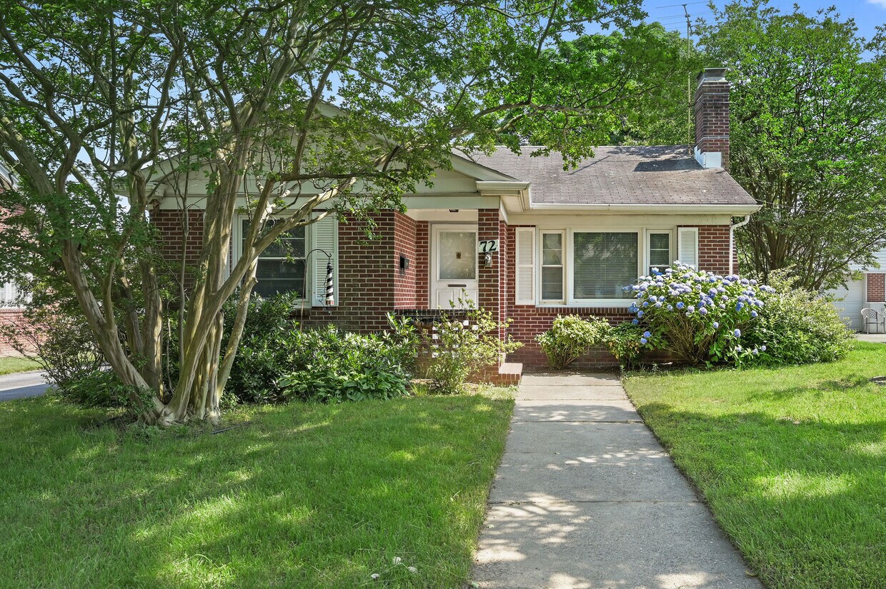 Primary Photo - 72 Sackarackin Ave