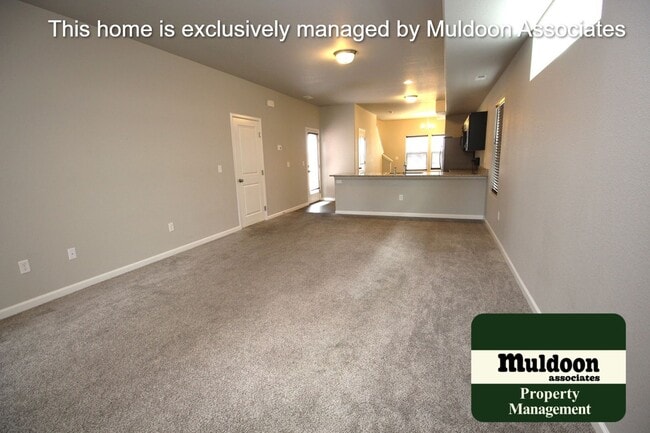 Building Photo - Beautiful end unit townhome