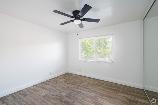 2BR, 1BA - 816SF - Bedroom - 1715 Central Apartments