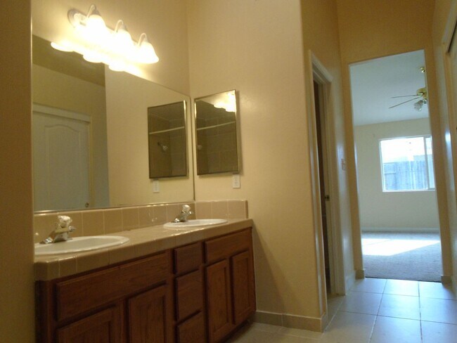 Foto del edificio - 7015 Rogue River Dr