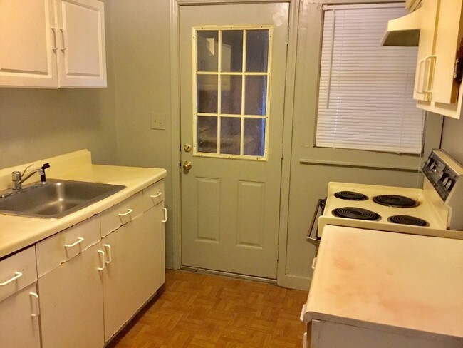 Building Photo - 2 br, 1 bath House - 1421 NE 17th St
