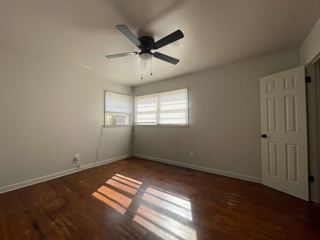 Building Photo - 2 Bed 1 Bath House with Garage
