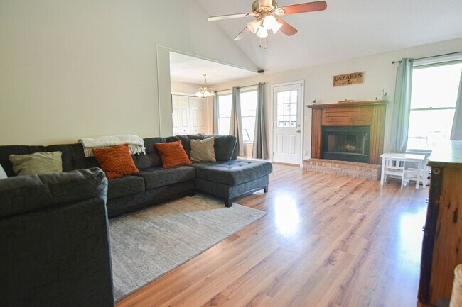 Foto del edificio - Pet Friendly Three Bedroom!