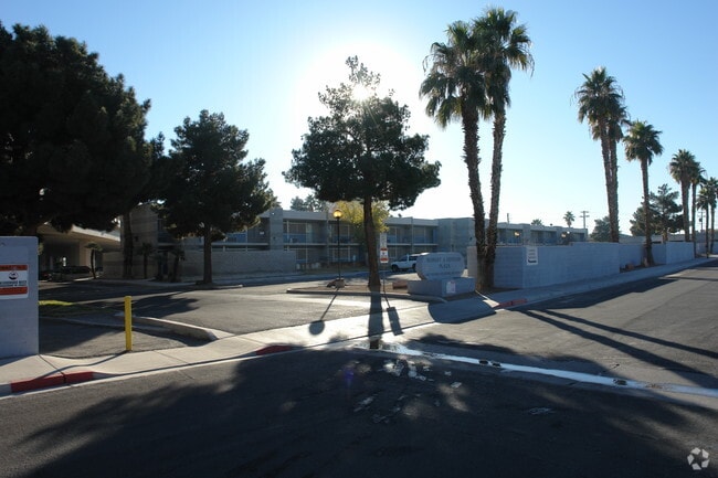 Building Photo - 336 N 10th St