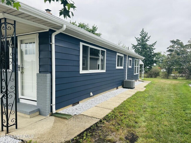 Building Photo - 24 Liberta Dr