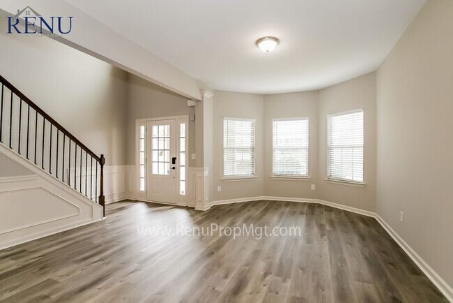 Building Photo - Now available 5 bedrooms 3.5 baths