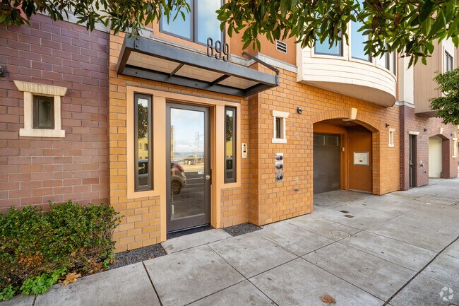 Entrance - 899 N Point St