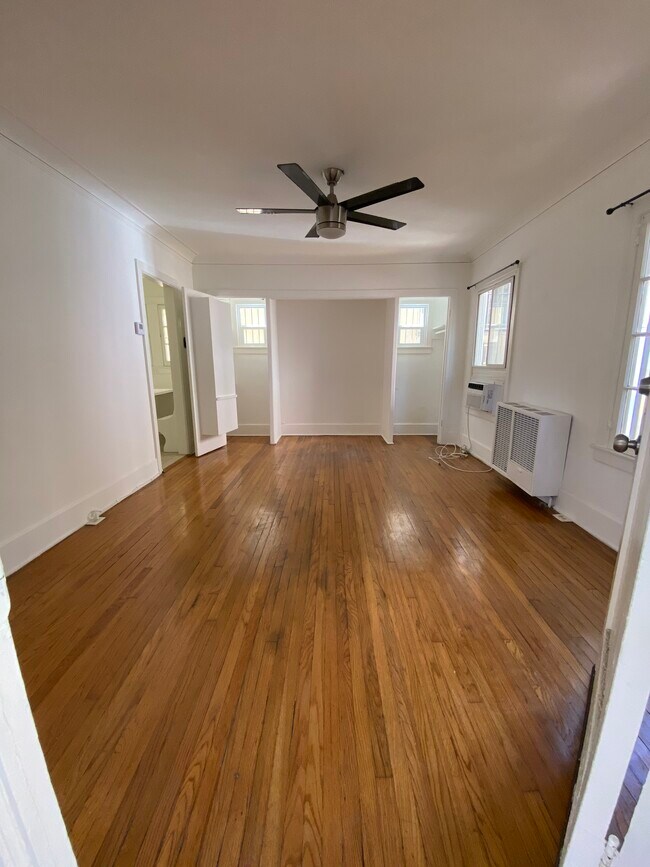 SALA DE ESTAR - 7288 1/4 Fountain Ave