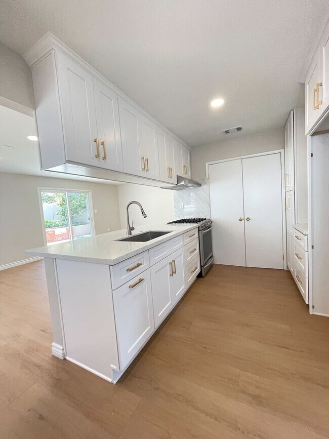 Building Photo - Charming Mission Hills 3-Bedroom Gem with ...