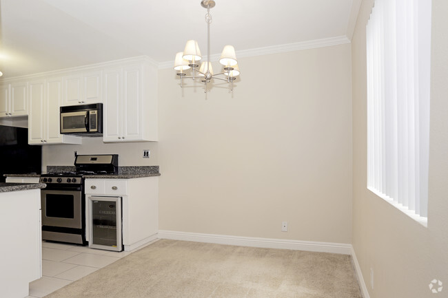 2BR, 2BA - 950 SF - The Lennox Apartment