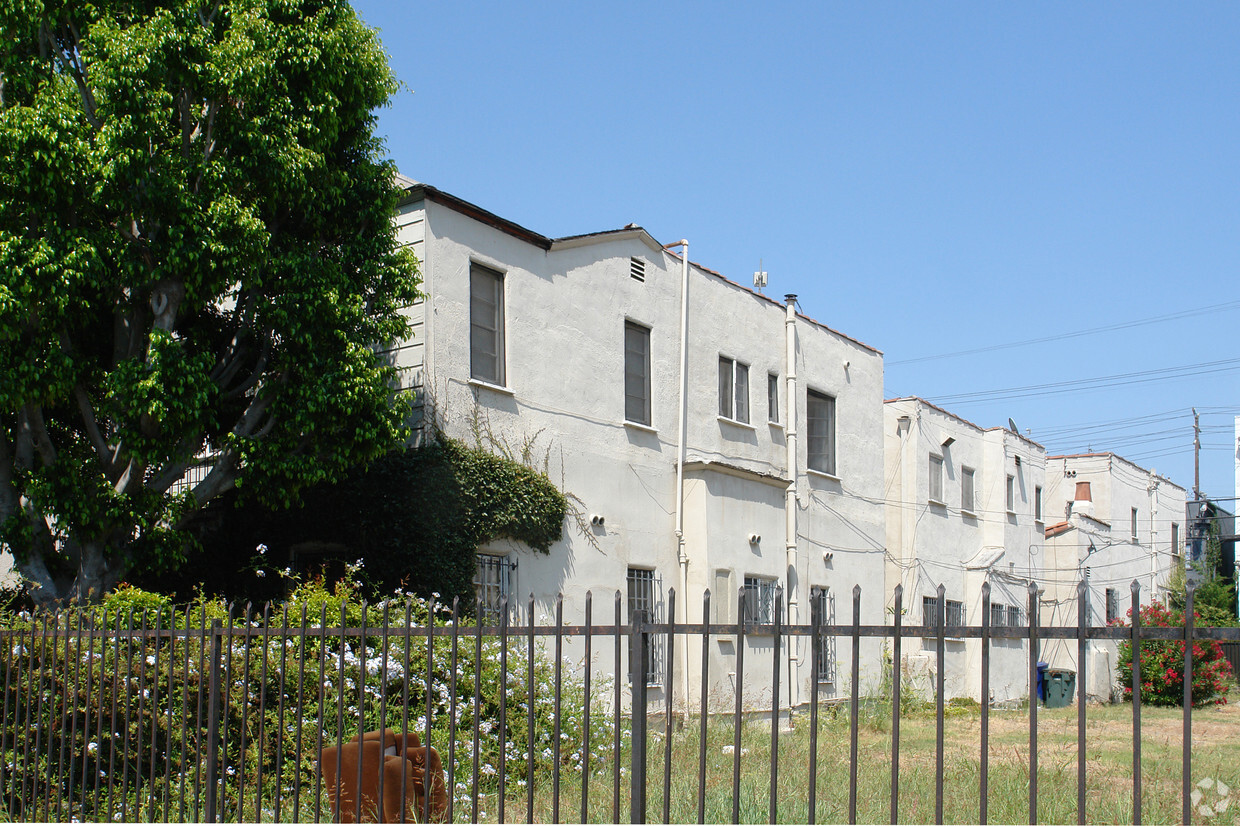 Building Photo - 814-816 West Knoll Dr