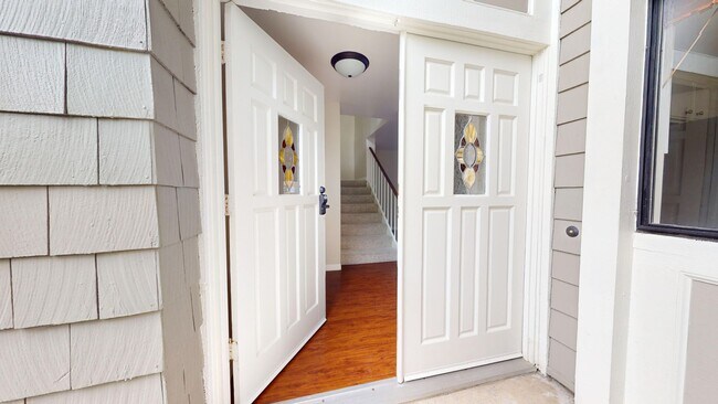 Foto del edificio - Beautifully Updated Spacious 3 Bed 3 Bath ...