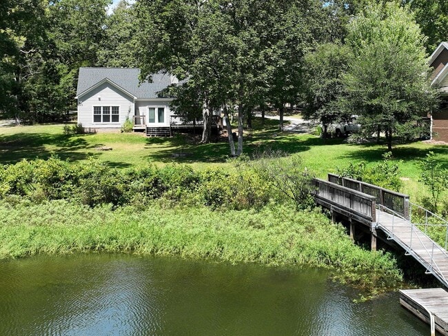 Building Photo - 425 Shamrock Ct