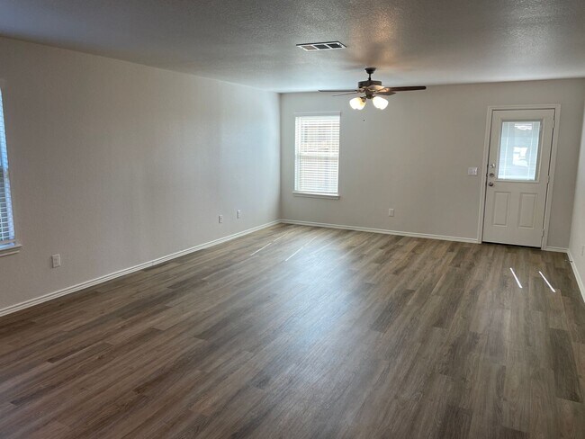 Foto del edificio - *50% off First Month's Rent + NO HIDDEN FEES!*  Four Bedroom | Two Bathroom Home in Rose Meadow F...