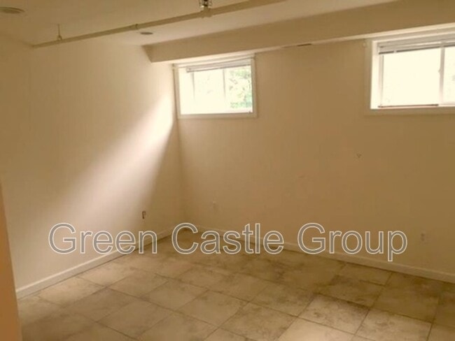 Building Photo - 355 Pearl St