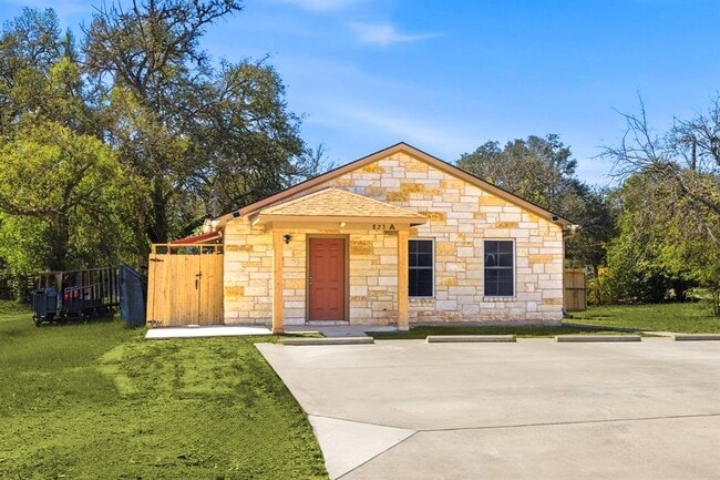 Building Photo - 823 N Commerce St