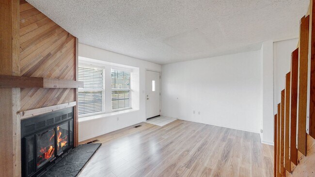 Foto del edificio - Beautiful Two Bedroom Townhome In Incredible Location!