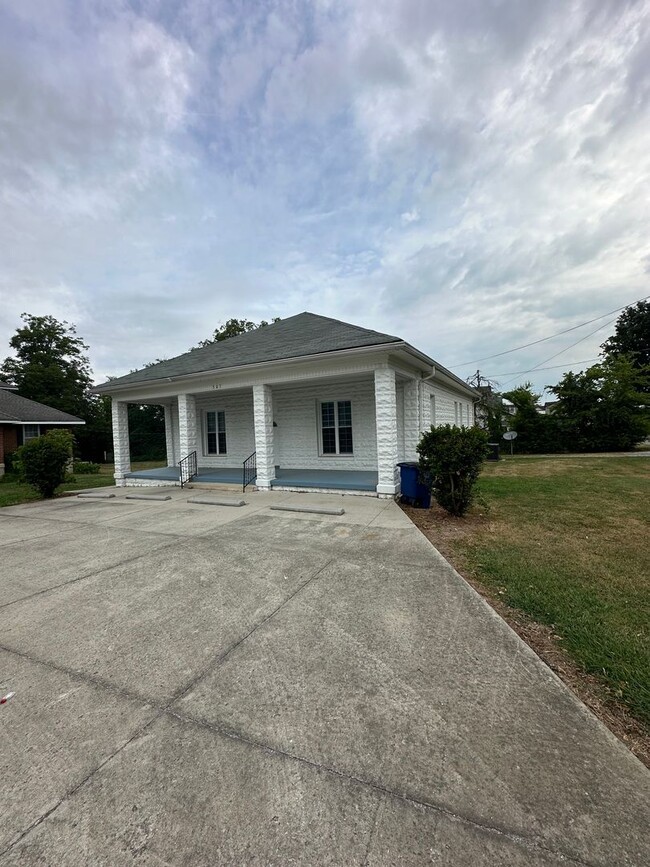 Building Photo - 3 Bedroom 2 Bath House in Central Shelbyville