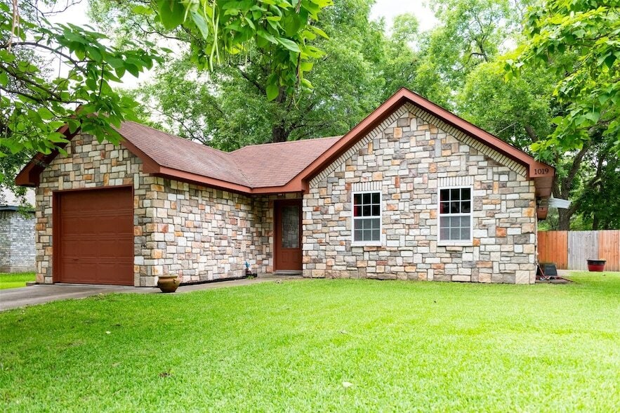 Primary Photo - 1019 Pine St