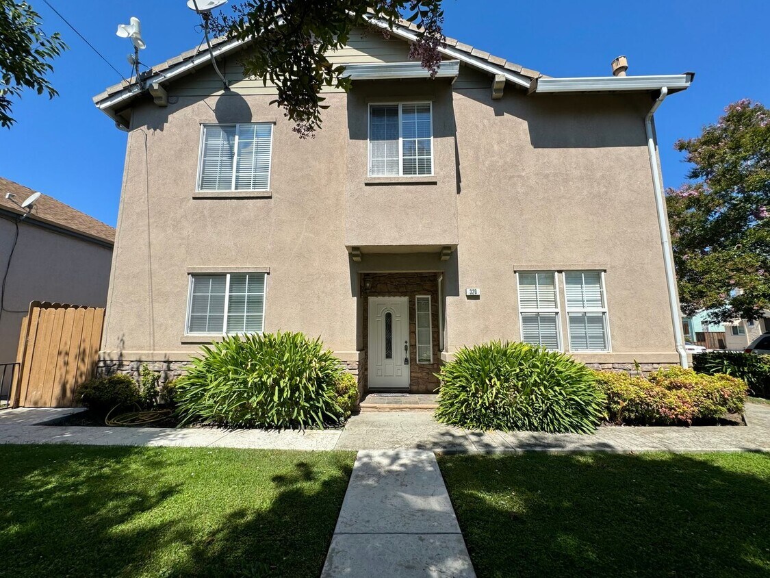 Foto principal - 3 Bedroom and 2.5 Bathroom 2-Story SFH in ...