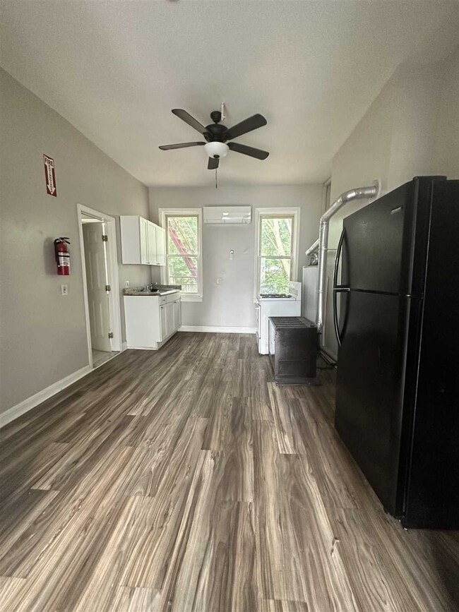 3 Fallkill Pl Unit 3, Poughkeepsie, NY 12601 Room for Rent in