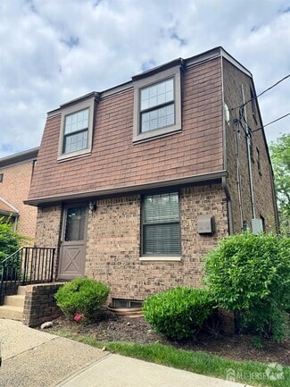Building Photo - 323 Gill Ln