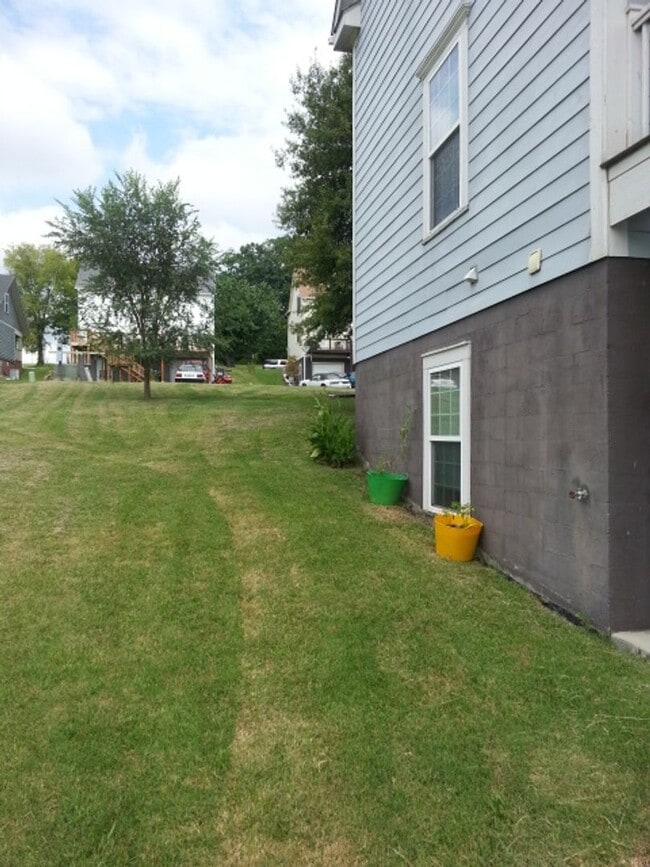 Building Photo - 1737 Moses Ave