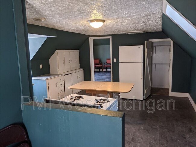 Building Photo - 925 Dayton St SW