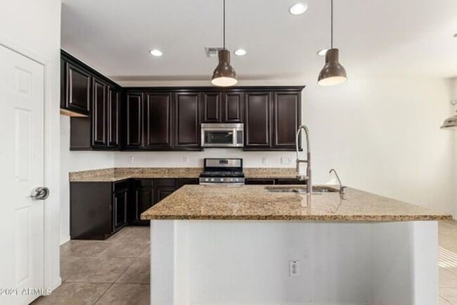 Foto del edificio - 5 Bedroom, 3 Bath Home in Marley Park!