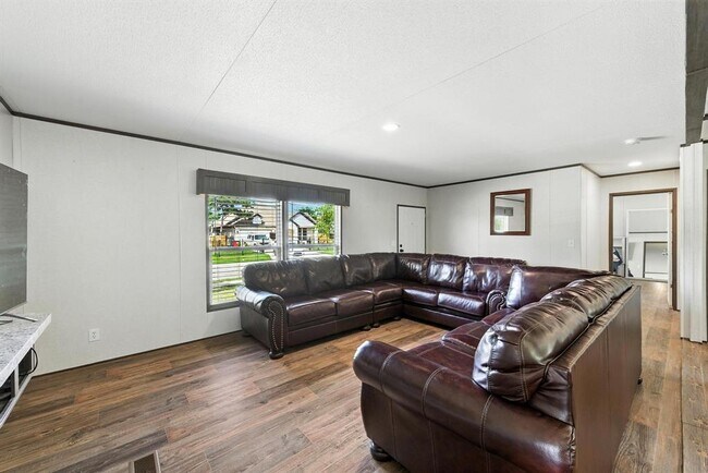 Building Photo - 102 Pink Dahlia Dr