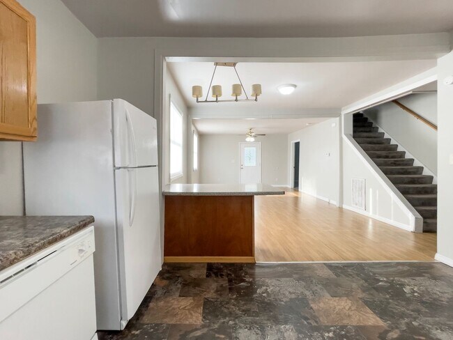 Foto del edificio - PRELEASING for AUGUST! Close to Campus