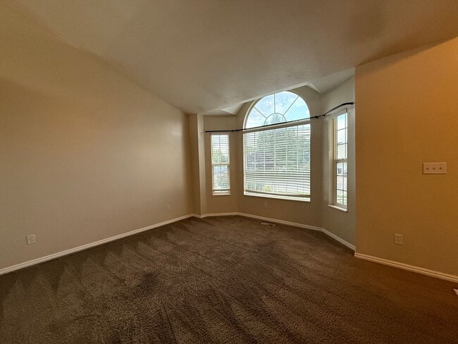 Foto del edificio - Spacious 5-Bedroom Home in Clinton!