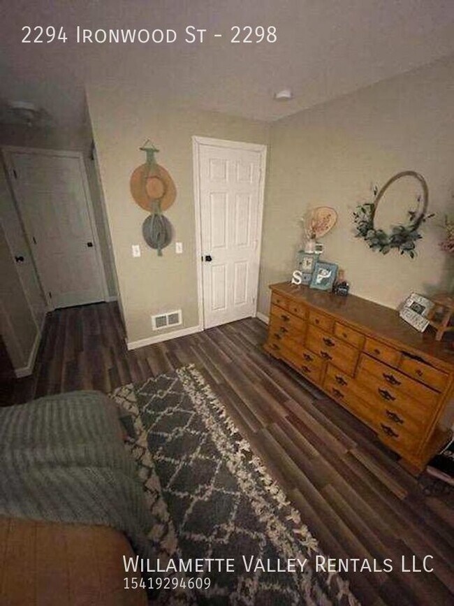 Building Photo - Newer duplex available in Sweet Home
