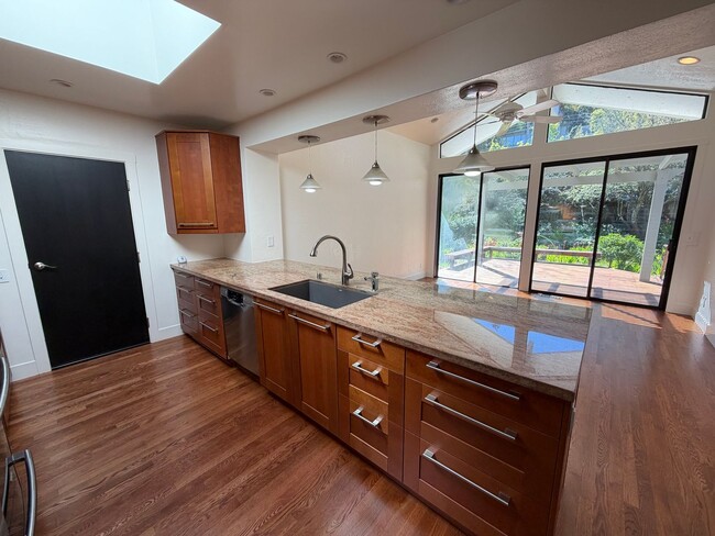 Building Photo - NIcely Updated Mill Valley 3x2 home with large yard, garage, HW floors, laundry