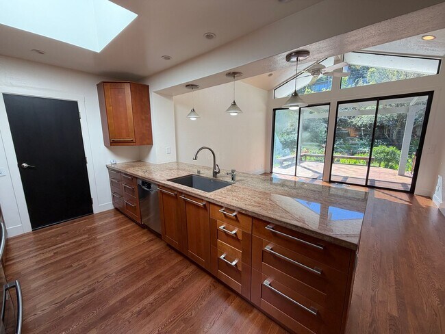 Foto del edificio - NIcely Updated Mill Valley 3x2 home with large yard, garage, HW floors, laundry
