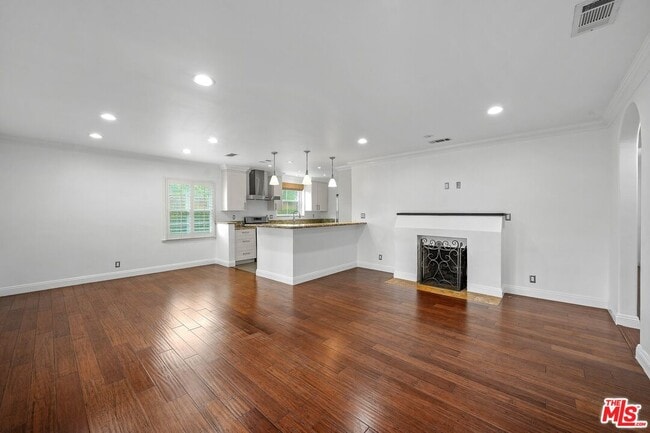 Building Photo - 1126 S Bundy Dr