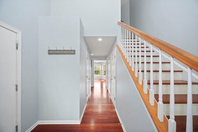 Building Photo - 315 Spring Point Dr
